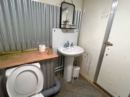 Toilet/shower.
