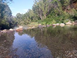El río cerca del camping.