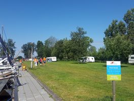 Field by the harbor, suitable for caravans, motorhomes, and cars with rooftop tents