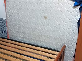 Alte harte matratze mit flecken