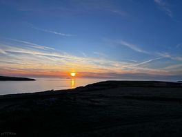 Prachtige sunset vanaf camping met ramsey island.