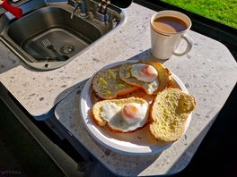 Brekky in the sun 😎
