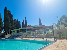 Piscine et bar restaurant