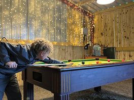 Pool table in the games room đ±