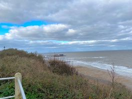 Views walks into cromer