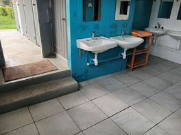 Marche pour aller aux douches