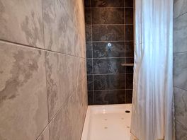 Plenty of hot water & a curtain that work no need to skeege