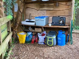 Sink, cool box, gas stove, kettle, box full of plates, cups, cutlery… everything you could need!