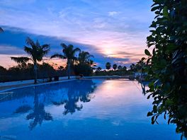 Vistas desde la piscina al amanecer