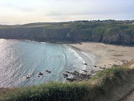 Beach 5 mins walk