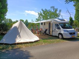Onze plek aan de rand van het park, uitzicht op de rivier. aan een prachtig wandelpad!