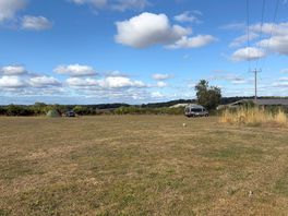It’s a level field. well maintained and with plenty of room.