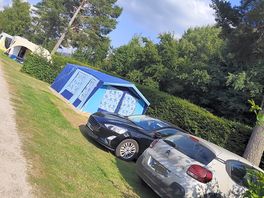 Grands emplacements pouvant accueillir 2 voitures plus la caravane pliante