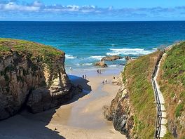 Vista desde el paseo de la playa de las catedrales, a pocos minutos en coche desde el camping