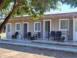 Triple rooms overlooking the orange garden and mountains