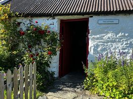 L’entrée du cottage et l’accès à la cuisine
