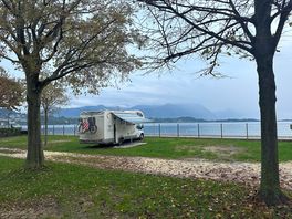 Motorhome de frente pro lago