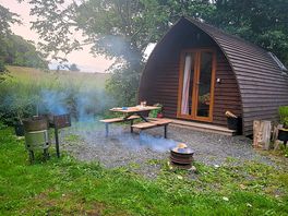 Running water wigwam. fridge, conduction hob, kettle, microwave, own shower and kitchen sink.