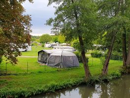 De camping vanaf de brug