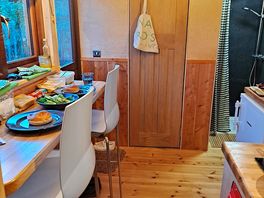 Kitchen and breakfast bar