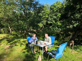 Heerlijk ontbijt aan de rivier