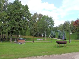 Campers' facilities in the centre of the parking area, holiday park slenis.