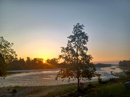 Rzeka ticino przy campingu