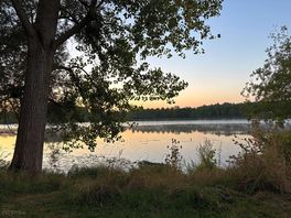 Zonsopkomst boven de rivier