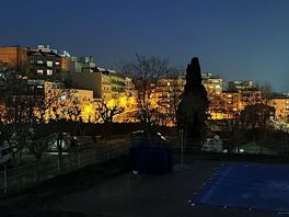 Vue de la ville la nuit du haut du camping. magnifique et calme.