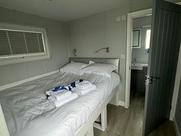 Lovely, very comfy double bed, clean towels for bathroom and hot tub use provided.