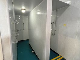 Men’s showers. no dividers