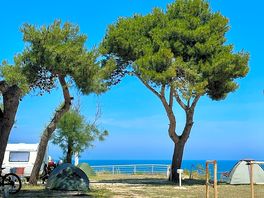 Uitzicht / ruime camperplaatsen camping cala batteria