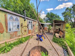 Pebbled courtyard, firepit and barbecue