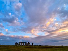 Campesit vlakbij stonehenge met de auto want lopen is gevaarlijk langs de weg.