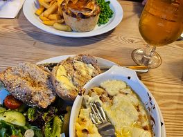 The perfect, best tasting meat pie . macaroni cheese, my fav