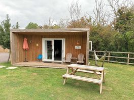 The spacious apple blossom lodge