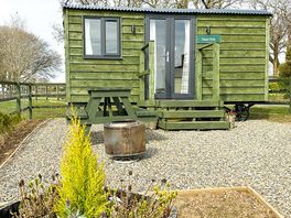 Picnic bench in front of the shepherd's hut