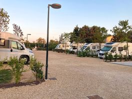 Lakóautó parkoló