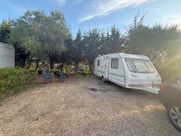 Unser stellplatz, ein schöner schattiger platz. genug platz für unseren camper, tisch, stühle, grill