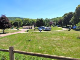 Le bloc sanitaire situé au milieu du camping.