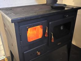 Log burner/cooker in shepherds hut