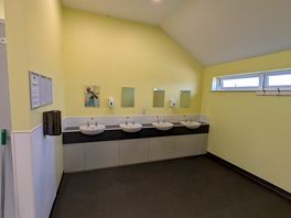 4 clean sinks.