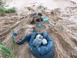 Säckeweise selbst gesammelter plastikmüll. "not our concern!"