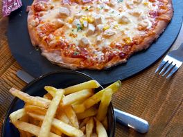 Hitch & brew on site offer pizza evening on saturdays