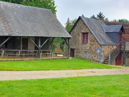 Les tables de pique nique et sanitaire dans le corps de ferme