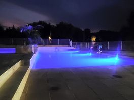 Vue de la piscine la nuit