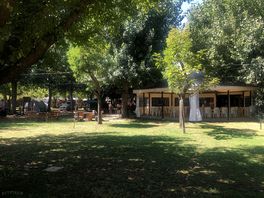 Struttura bar/ ristorante immersa nel verde