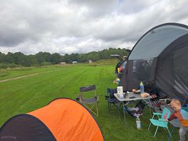 Grote plaatsen met veel ruimte tussen de pitches.