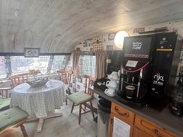 The absolutely lovely caravan with coffee and cakes ❤️