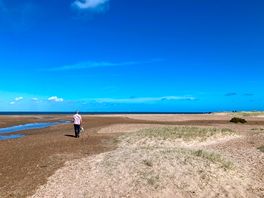 Beach 10 mins away